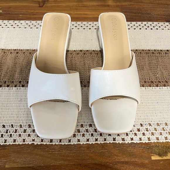 White mules with small block heel - Picture 1 of 3